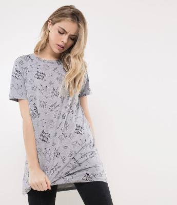 Blusa Alongada com Ícones de Repetição Escritas 