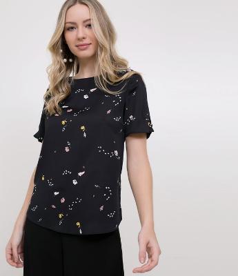 Blusa em Cetim Floral com Detalhe de Ilhós 