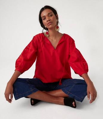 Blusa Bata com Bordados Vazados nas Mangas