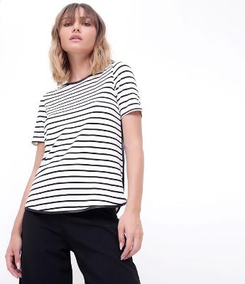 Blusa Branca Listrada com Detalhes em Cirre