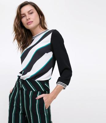 Blusa Estampada com Detalhes em Retilínea 