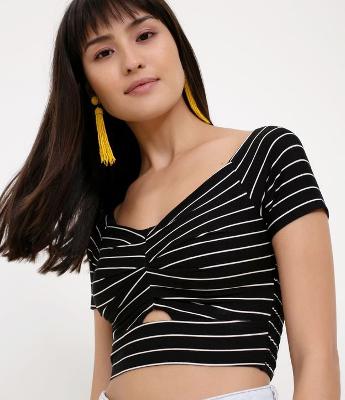 Blusa Listrada com Recorte Frontal