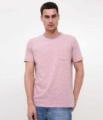 Camiseta Regular com Bolso e Gola em Retílinea