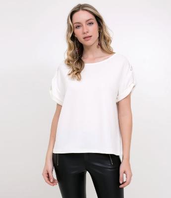 Blusa em Crepe com Martingale e Botões Dourados 