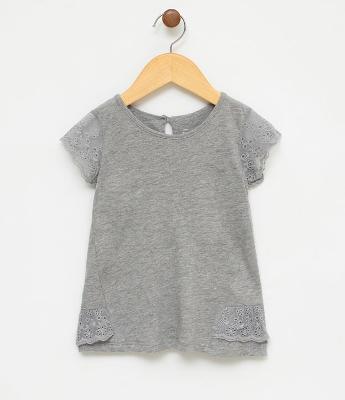 Blusa Infantil Lisa com Detalhes em Renda - Tam 1 a 4