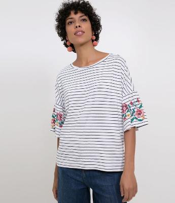 Blusa Listrada com Bordados nas Mangas
