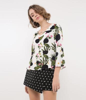 Blusa Bata Floral com Detalhe na Gola 