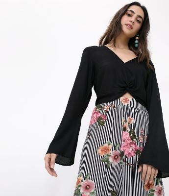Blusa Lisa com Nó
