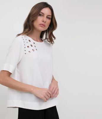 Blusa em Crepe Aplicação de Ilhós