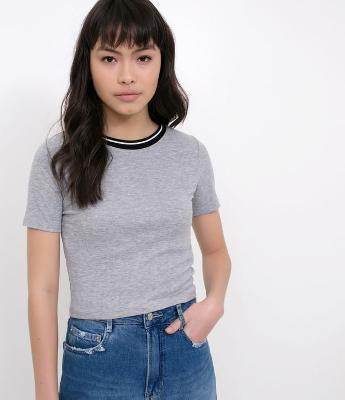 Blusa com Detalhes em Retilínea 