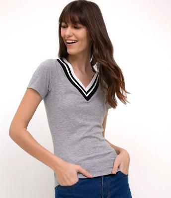 Blusa com Retilínea na Gola 