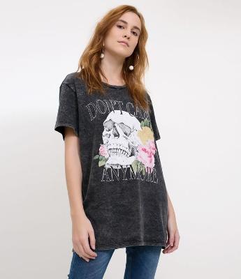 T shirt com Lettering e Estampa Caveira