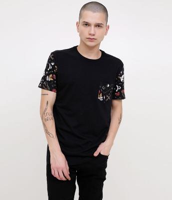 Camiseta com Bolso Estampado