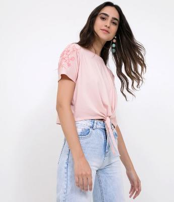 Blusa com Amarração Frontal e Bordado no Ombro